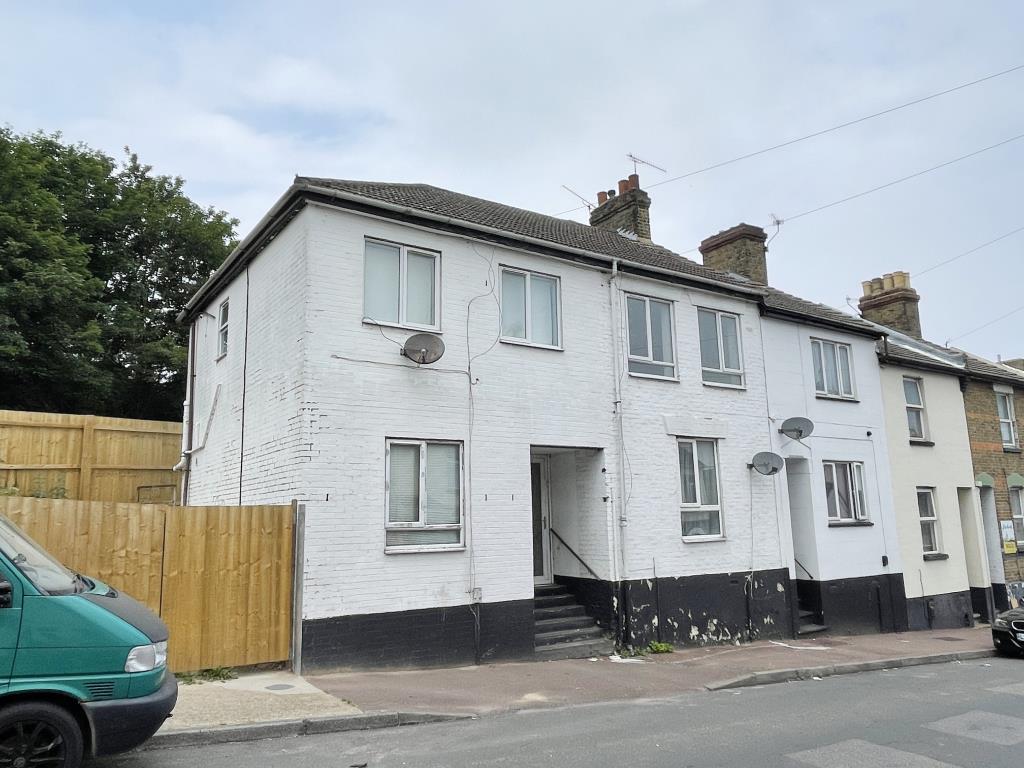 Lot: 65 - LARGE PROPERTY ARRANGED AS THREE FLATS REQUIRING REFURBISHMENT -